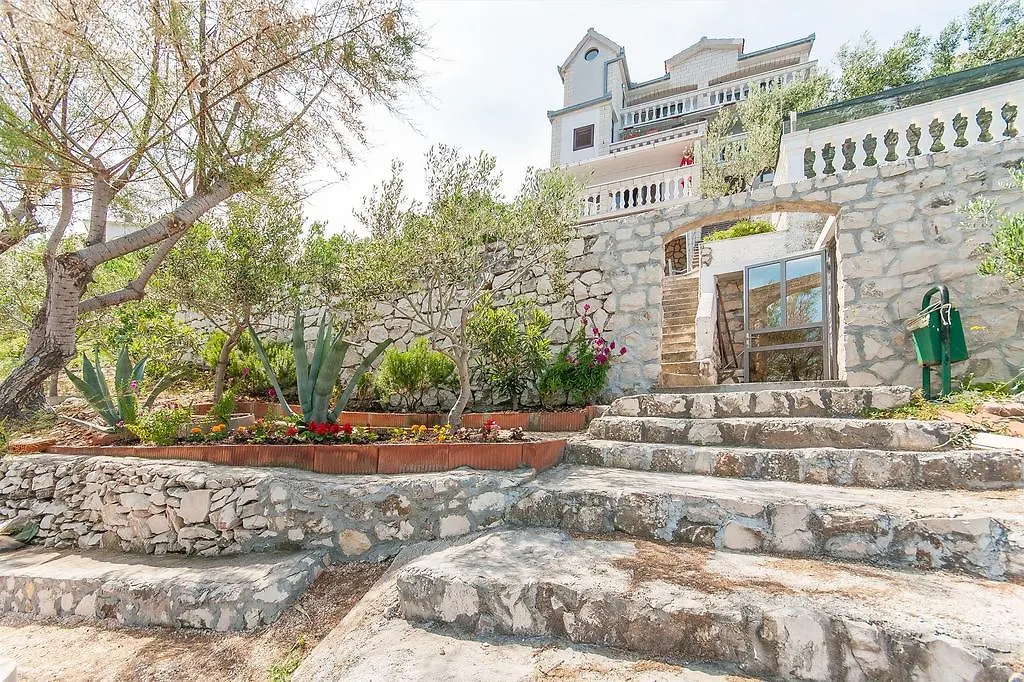 Apartments Natasa تروغير